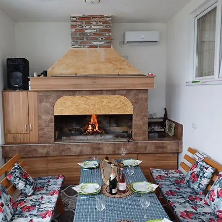 Vikendica Kozlovac Holiday home *